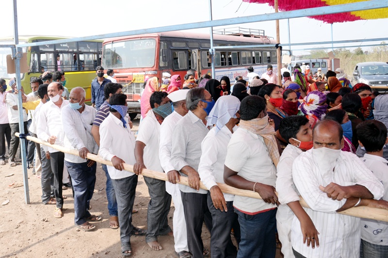 Passengers are now required to test the corona before heading to Karnataka | कर्नाटकात जाण्यापूर्वी महाराष्ट्रातील प्रवाशांना करावी लागणार कोरोना चाचणी