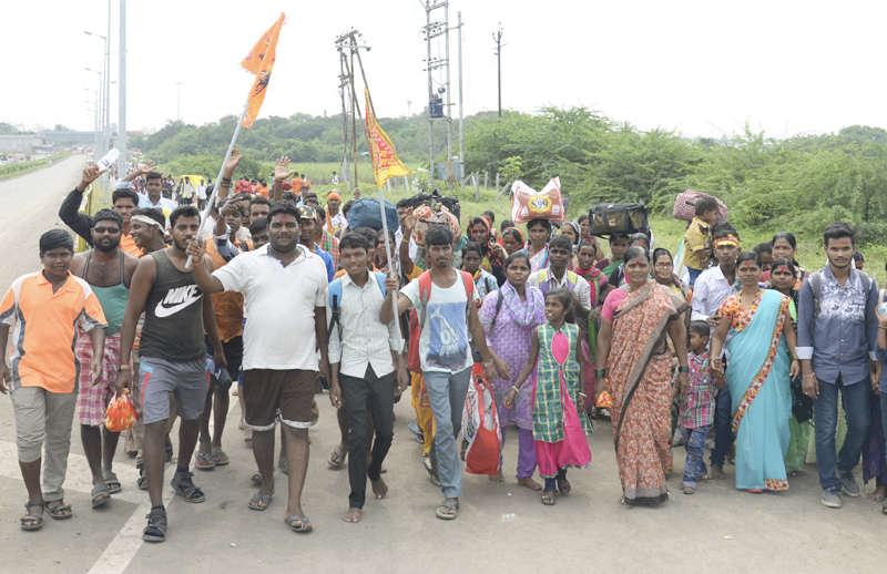 Tuljapur Vari of Karnataka devotees | कर्नाटकी भाविकांची तुळजापूरची वारी