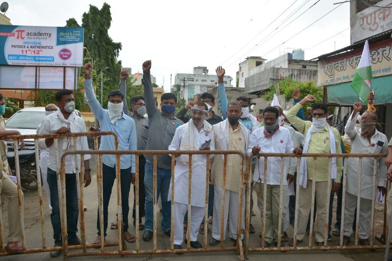 Farmers' organization staged agitation in front of MP's house | शेतकरी संघटनेने केले खासदारांच्या घरासमोर आंदोलन