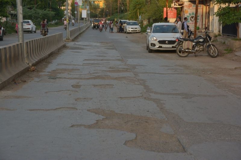 Sieving of cement roads in Akola city; The condition of Akolekar's life | अकोला शहरात सिमेंट रस्त्यांची चाळण; अकाेलेकरांच्या जीवाचे हाल