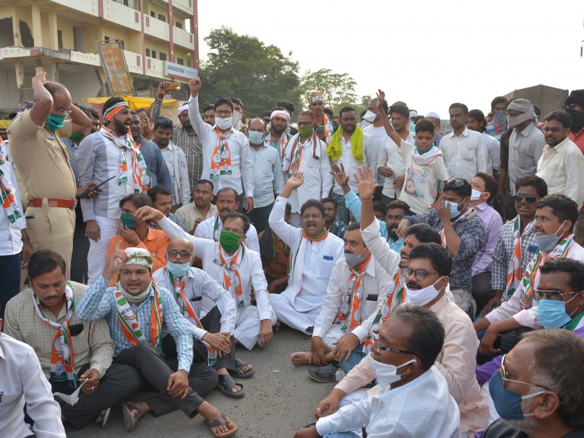 Rahul Gandhi arrested; Block the way of Congress in Akola | राहुल गांधींना अटक; काँग्रेसचा अकोल्यात रास्ता रोको