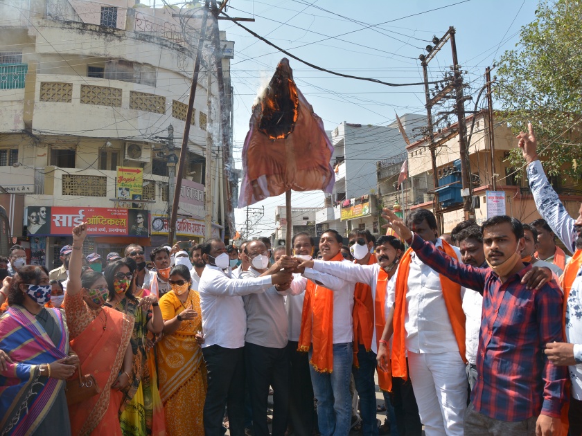 Shiv Sena burns statue of Yogi Adityanath! | Hathras Gagnrape : शिवसेनेने जाळला योगी आदित्यनाथ यांचा पुतळा!