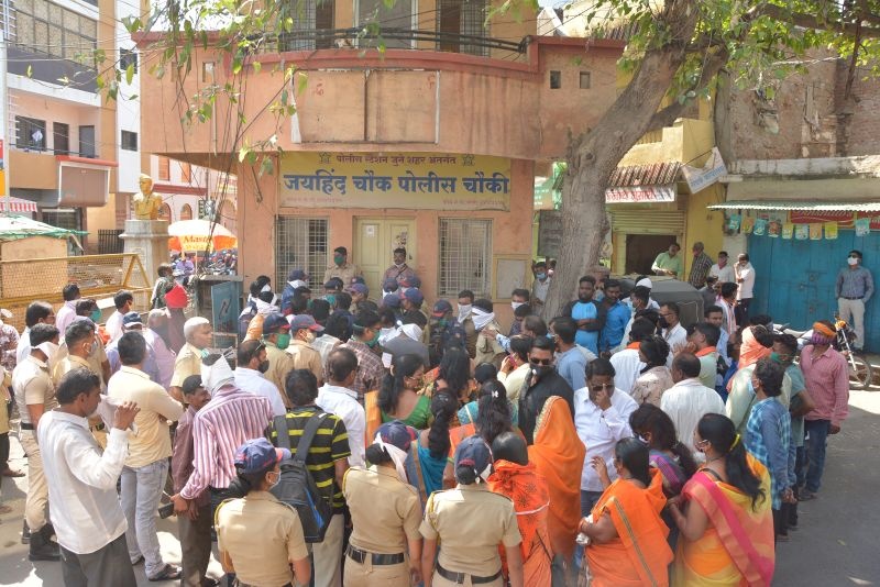 Akola : Shiv Sena agitation back after Thanedar's transfer | ठाणेदाराच्या बदलीनंतर शिवसेनेचे आंदोलन मागे