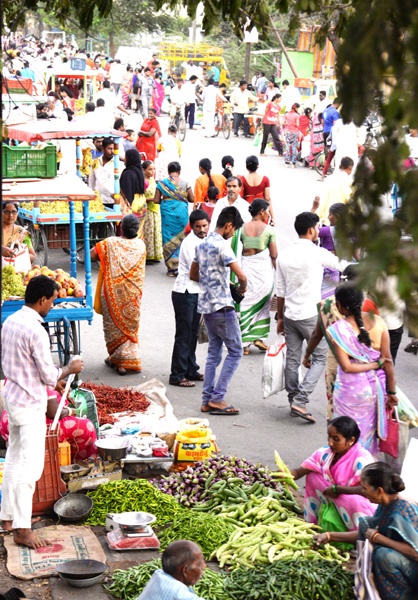 Another Tuesday Market Fills in Solapur ... | सोलापुरात भरतो आणखी एक मंगळवार बाजार...