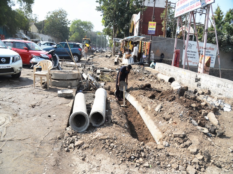 Road from Park Chowk to Phadkule Hall in Solapur, the pits on the other side remain intact! | सोलापुरातील पार्क चौक ते फडकुले हॉल रस्ता तयार, बाजूला खड्डे मात्र कायम !
