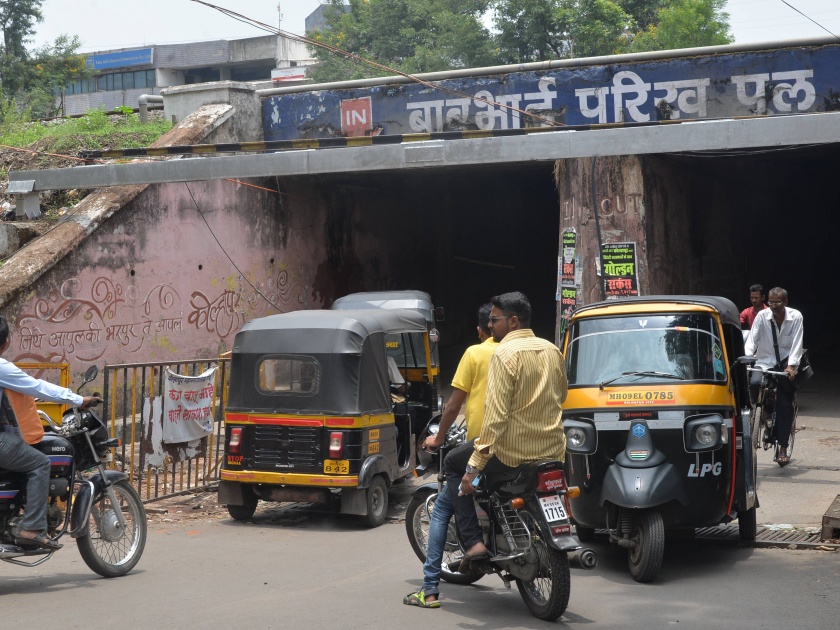 Kolhapur: Babubhai Parikh changed the 40-year old drainage line, restored for bridge traffic | कोल्हापूर : बाबूभाई परीख पूल वाहतुकीसाठी पूर्ववत, ४० वर्षे जुनी ड्रेनेज लाईन बदलली