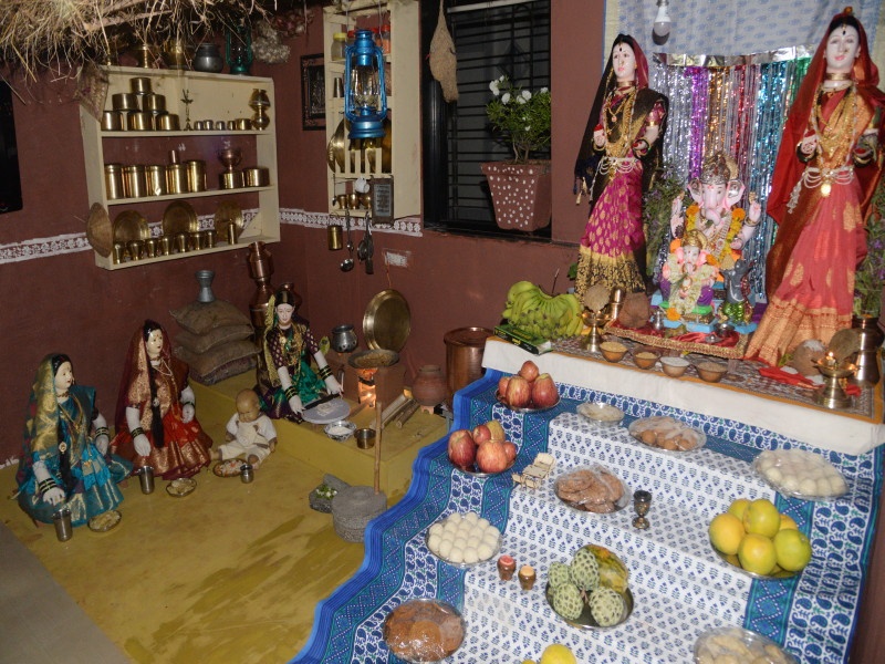 Decorative decorations in the house | गौराईसह गजानन, घराघरात केली जातेयं अाकर्षक सजावट