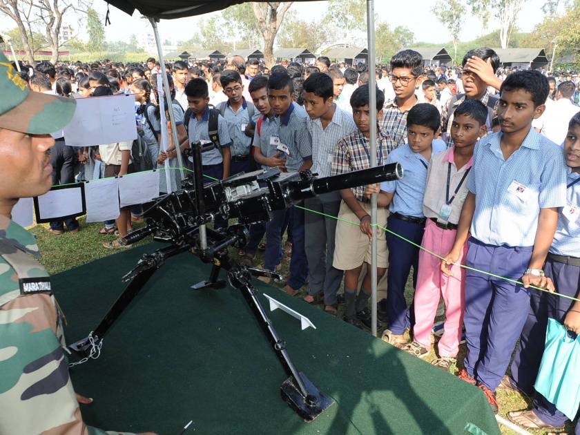 Armed Forces Flag Day: Students of Kolhapur are surprised to see the machin guns, rocket launcher | सशस्त्र सेना ध्वज दिन : मशिन गन्स, रॉकेट लॉंंचर पाहून कोल्हापुरातील विद्यार्थी अचंबित