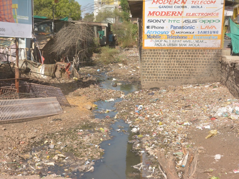 Dump in the city; discussion of clean survey in Akola Municipal corporation | शहरात घाणीचे ढीग; मनपात स्वच्छ सर्वेक्षणावर खलबते