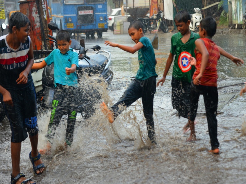 rain in Pune: heavy rain in some parts of the city | ...आणि पुण्यात पाऊस आला : शहराच्या काही भागात जोरदार सरी 
