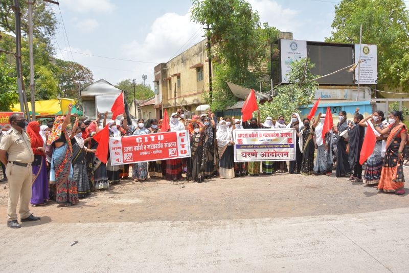 Asha Workers, Group Promoters agitation at Akola | आशा वर्कर्स, गटप्रवर्तकांनी दिले धरणे