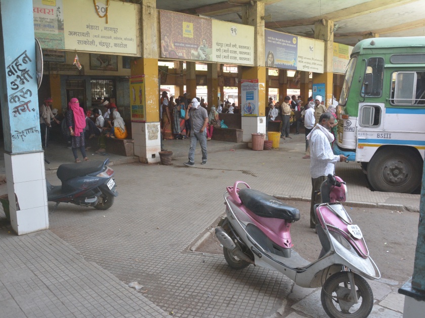 Two-wheeler parking at bus stations In Akola | बसस्थानकांना अषोघित दुचाकी 'पार्किंग'चा विळखा