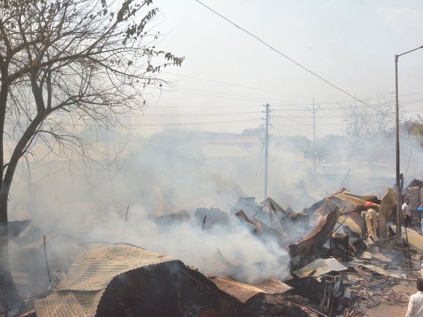 Heavy fires in Mata Nagar of Akola; Five cylinders explosion; 15 huts burned | अकोल्यातील माता नगरमध्ये भीषण आग; ६० झोपड्या जळून खाक