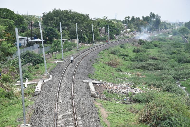 Acceleration of electrification of Akola-Purna railway line | अकोला-पूर्णा रेल्वेमार्गाच्या विद्युतीकरणाला गती