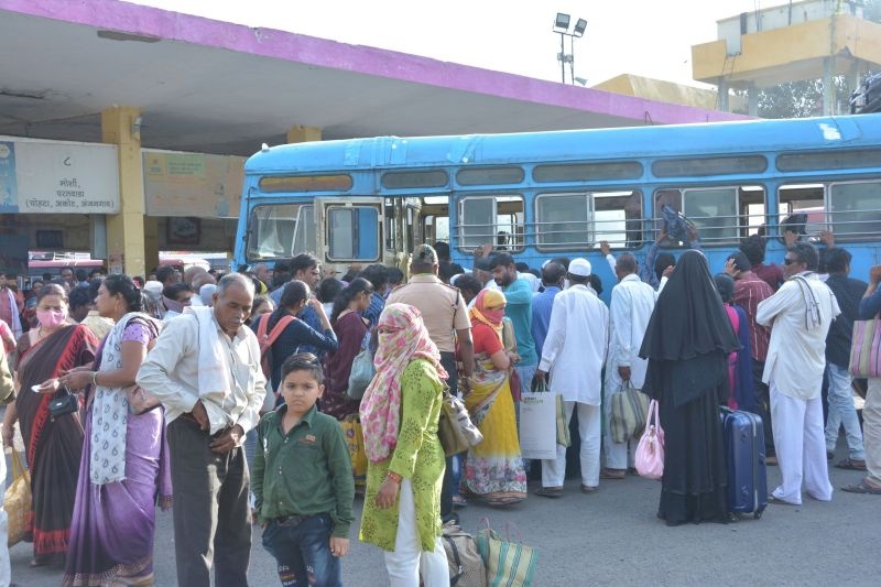 Crowd of passengers at the bus stand on Ganesh Chaturthi | गणेश चतुर्थीला प्रवाशांची बसस्थानकावर गर्दी