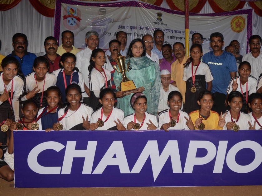 Kolhapur blooms on state-level school football competition | राज्यस्तरीय शालेय फुटबॉल स्पर्धेवर ‘कोल्हापूर’ची मोहोर