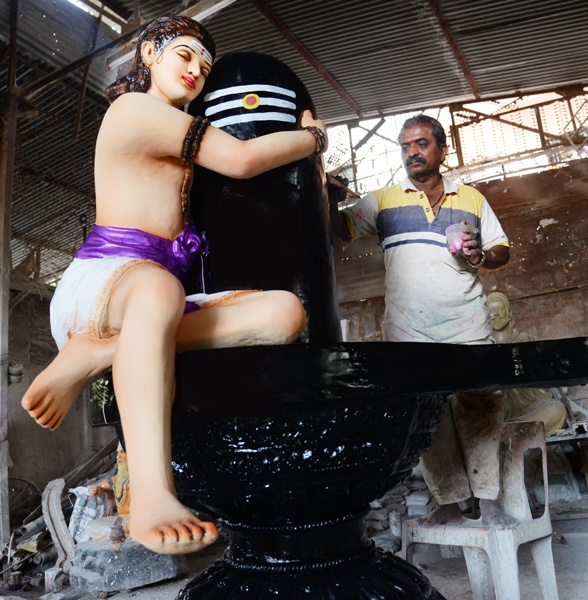 An artist from Solapur engages in making idols of the Markandeya Mahamuni | मार्कंडेय महामुनींची मूर्ती बनविण्यात सोलापुरातील कलाकार मग्न