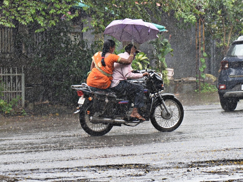Heavy rains in Kolhapur | ढगाळ वातावरणासह कोल्हापूरात पावसाची भुरभुर