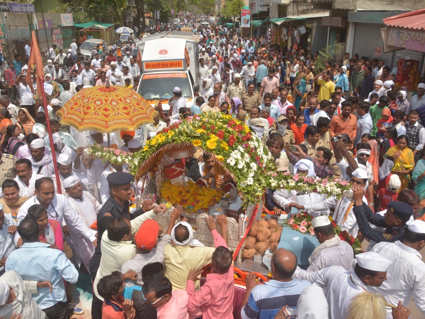 Sant Gajanan Maharaj procession in Akola city | एकच जयघोष...जय गजानन