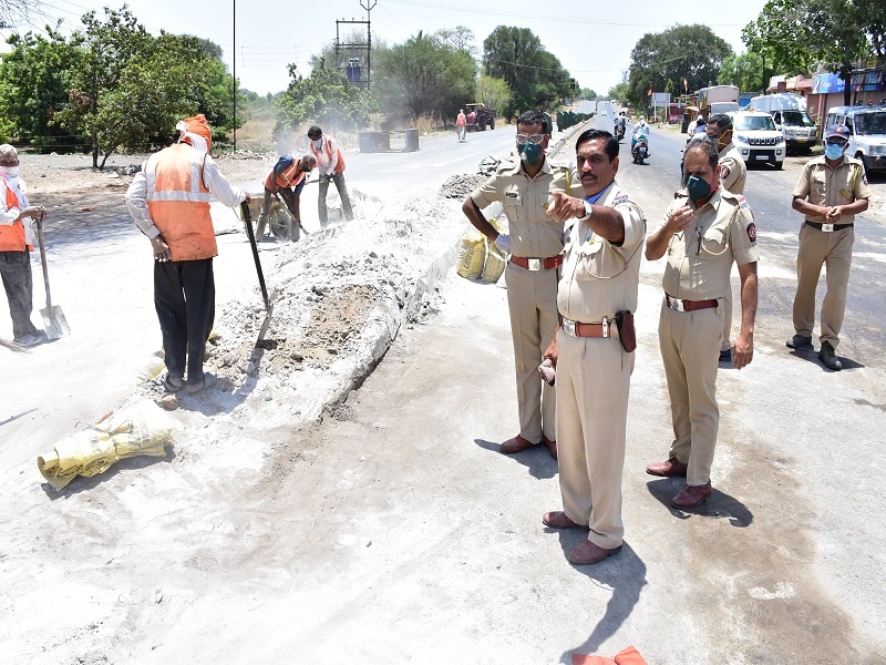 A policeman was blown up by a tanker on the Nagar-Aurangabad highway | नगर-औरंगाबाद महामार्गावर भरधाव टँकरने पोलीस कर्मचाऱ्याला उडविले
