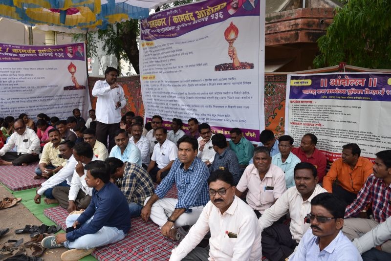 Gramsevak agitation in front of Akola Zilla Parishad | ग्रामसेवकांचे जिल्हा परिषदेसमोर धरणे आंदोलन