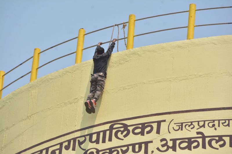 News channel journalist attempts suicide by climbing on water tank | वृत्तवाहिनीच्या पत्रकाराचा पाण्याच्या टाकीवर चढून आत्महत्येचा प्रयत्न