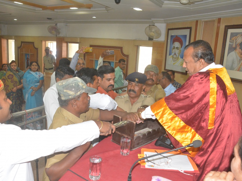 In the general meeting of Akola Municipal Corporation, Shiv Sena corporators creat chaos | अकोला महापालिकेच्या सर्वसाधारण सभेत शिवसेना नगरसेवकांचा गोंधळ