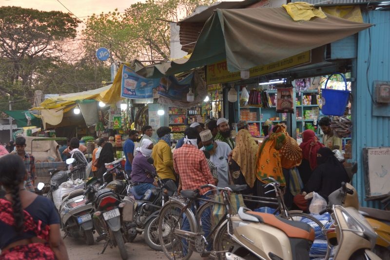 Crowds of citizens rush to buy necessities | जीवनावश्यक वस्तूंच्या खरेदीसाठी नागरिकांची उसळली गर्दी