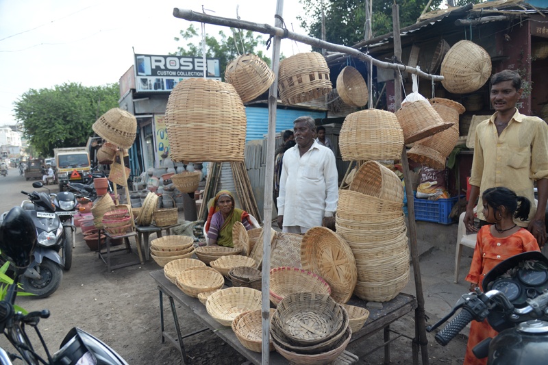 Plastic encroachments threaten bamboo products | प्लास्टिकच्या अतिक्रमणामुळे बांबू उत्पादने आली धोक्यात 