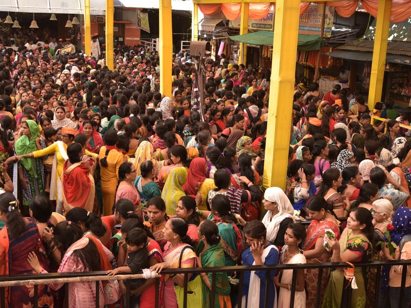 Two lacs devotees celebrate the festivals of Saibaba's pedestrians in Nagpur | नागपुरात साईबाबांच्या पादुकांच्या दर्शन सोहळ्याला दोन लाख भक्तांच्या रांगा