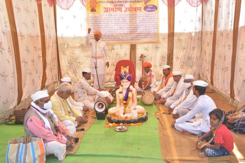 Warakaris started kirtan, bhajan and worship at Akola | कीर्तन,भजन करून वारकऱ्यांनी सुरू केले उपाेषण