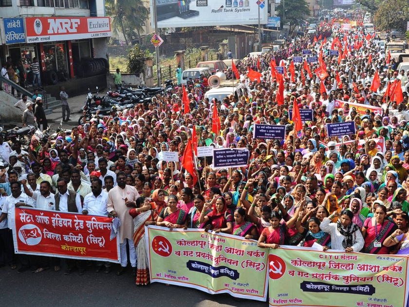 For the second consecutive day, a grand rally on the Kolhapur District Collectorate | सलग दुसऱ्या दिवशी कोल्हापूर जिल्हाधिकारी कार्यालयावर भव्य मोर्चा