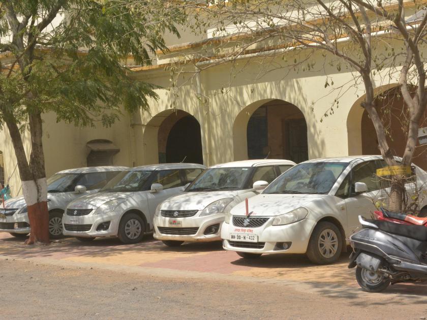 Zilla Parishad, municipal officials collect government cars! | जिल्हा परिषद , मनपा पदाधिकाऱ्यांच्या शासकीय गाड्या जमा!
