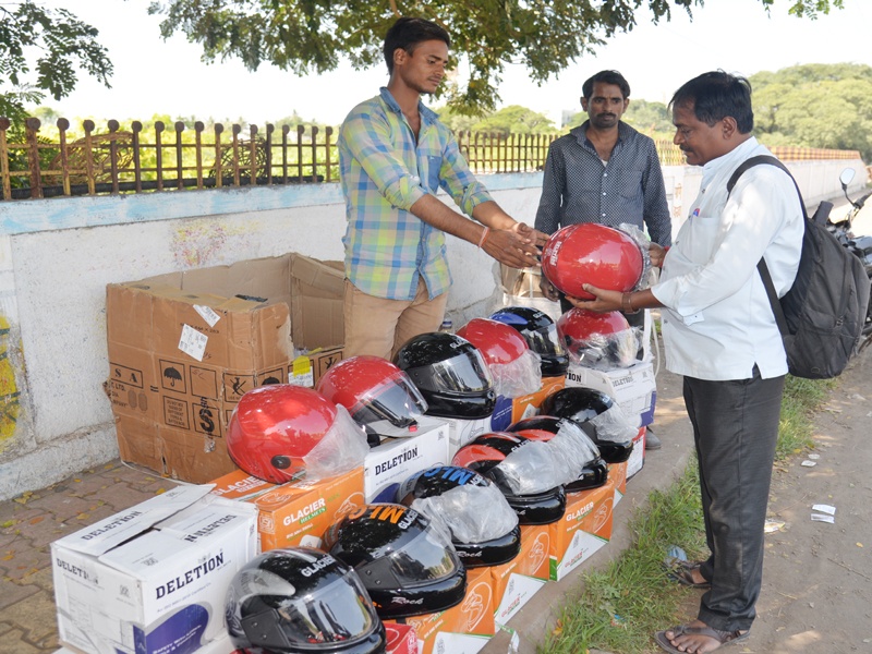 Helmet Dealers in Uttar Pradesh, Gujarat, Solapur; Thousands of helmets on sale daily | उत्तर प्रदेश, गुजरातचे हेल्मेट विक्रेते सोलापुरात; रोज एक हजार हेल्मेटची विक्री