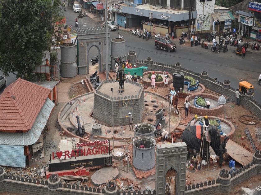 The equestrian statue of Chhatrapati Shivaji Maharaj at Maruti Mandir in Ratnagiri city and beautification of the premises is 85 percent complete | रत्नागिरीत लवकरच साकारणार शिवसृष्टी, जे. जे. स्कूल ऑफ आर्टंचे २० विद्यार्थी गेले सात महिने करतायंत काम