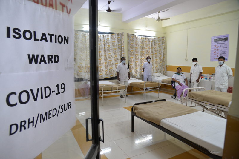 3 Isolation wards of Central Railway in Solapur; A team of 5 with two doctors on high alert | coronavirus; सोलापुरात मध्य रेल्वेचे १६ आयसोलेशन वॉर्ड; दोन डॉक्टरांसह ११ जणांची टीम हाय अलर्टवर