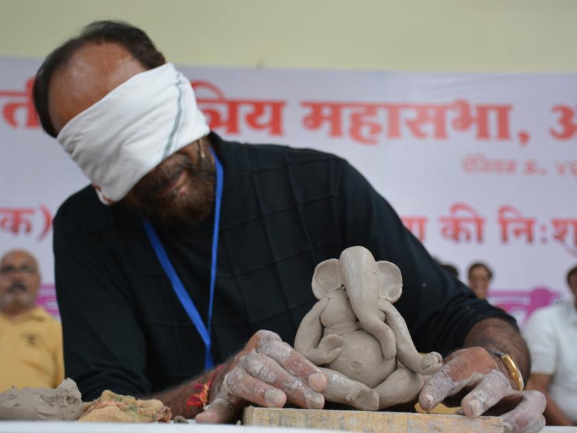 Ganesha built by wearing a bandage on the eye! | डोळ्यावर पट्टी बांधून साकारले शाडू मातीचे बाप्पा!