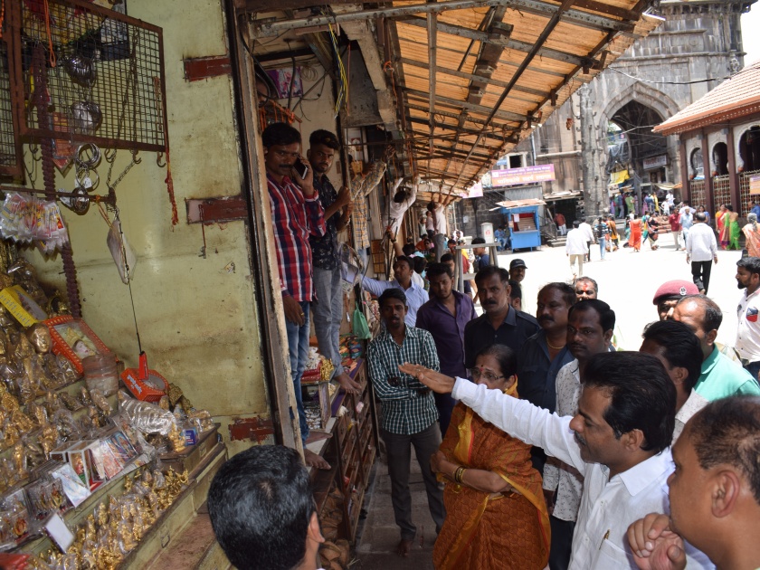 The encroachment of shopkeepers was removed in Kolhapur in Ambabai temple area | कोल्हापूरात अंबाबाई मंदिर परिसरातील दुकानदारांचे अतिक्रमण हटवले