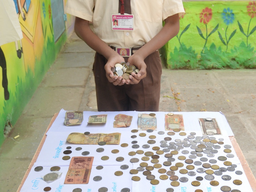 A collection of five hundred rare coins to the eighth-grader Yashraj | आठवीत शिकणाºया यशराजकडे पाचशे दुर्मिळ नाण्यांचा संग्रह