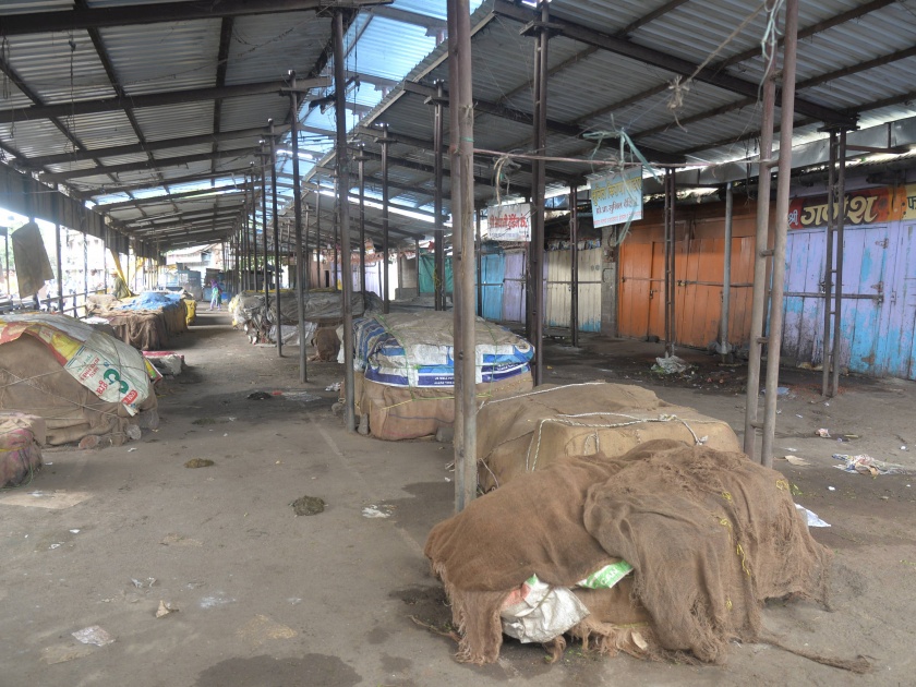 Maharashtra Bandh: Shifting markets in Kolhapur, closed market turnover of 1.5 crores | Maharashtra Bandh : कोल्हापुरात बाजारपेठा बंद, मार्केट यार्डात दीड कोटीची उलाढाल ठप्प