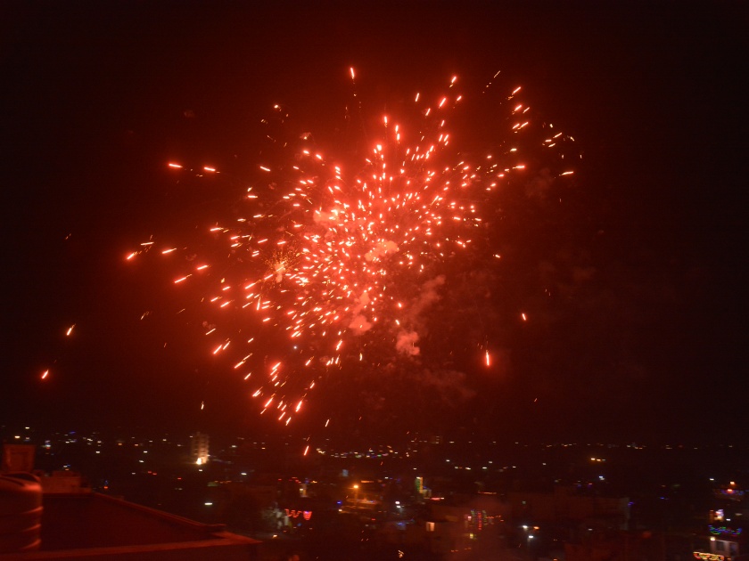 fireworks After 10 o'clock in akola city | सर्वोच्च न्यायालयाच्या निर्णयालाही फटाके; १० वाजतानंतरही फटाक्यांची आतषबाजी