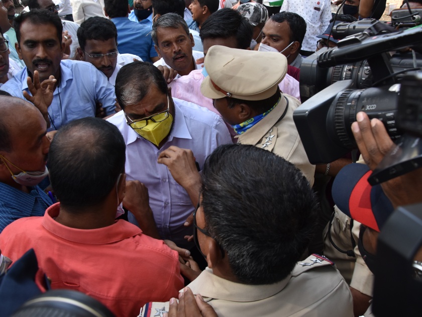 Police catch Raju Shetty's collar: Modi, shouts against Shah | पोलिसांनी धरली राजू शेट्टी यांची कॉलर: मोदी, शहांच्या विरोधात शंखध्वनी