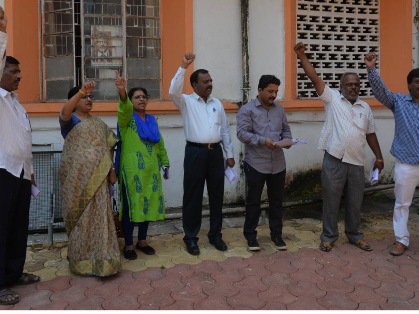 Kolhapur: protest against discrimination of Vice-Chancellor, protest rally of members of 'Sutah'; Boycott meeting | कोल्हापूर : कुलगुरूंच्या पक्षपाती कृतीचा निषेध, ‘सुटा’च्या अधिसभा सदस्यांचे धरणे आंदोलन; बैठकीवर बहिष्कार