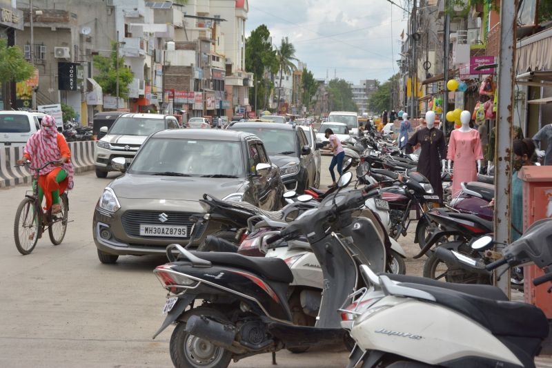 The busiest on Gandhi Road; How to walk in a crowd of vehicles? | गांधी राेडवर सर्वाधिक वर्दळ; वाहनांच्या गर्दीत पायी चालायचे कसे?