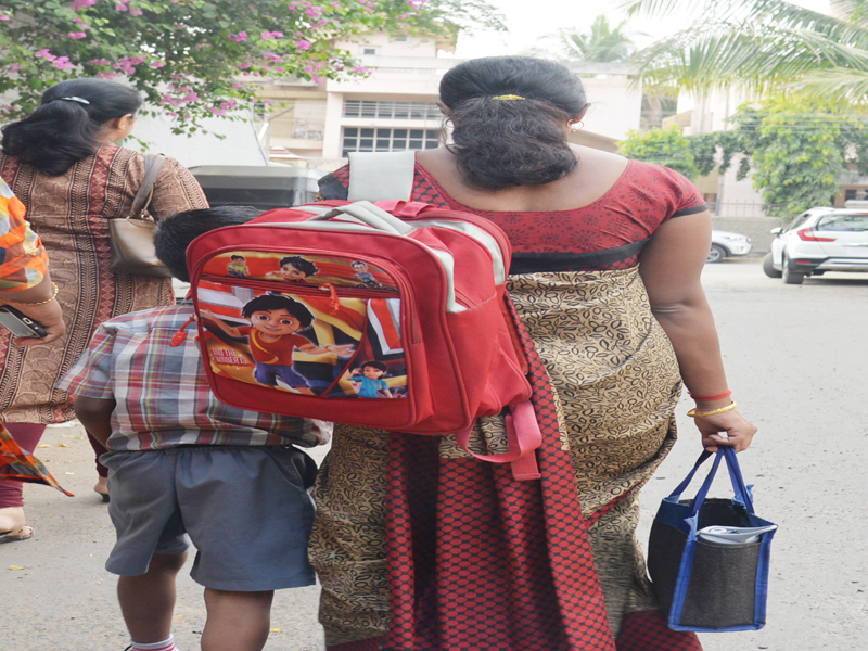 The burden of schoolchildren on the back of parents ...! | शाळकरी मुलांच्या दप्तराचे ओझे पालकांच्या पाठी...!