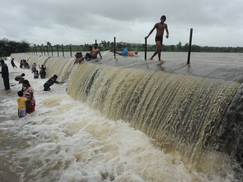 Rains in Kolhapur district, at Panchganga Risk level; 79 dams under water | कोल्हापूर जिल्ह्यात धुवाधार पाऊस, पंचगंगा धोका पातळीकडे; ७९ बंधारे पाण्याखाली
