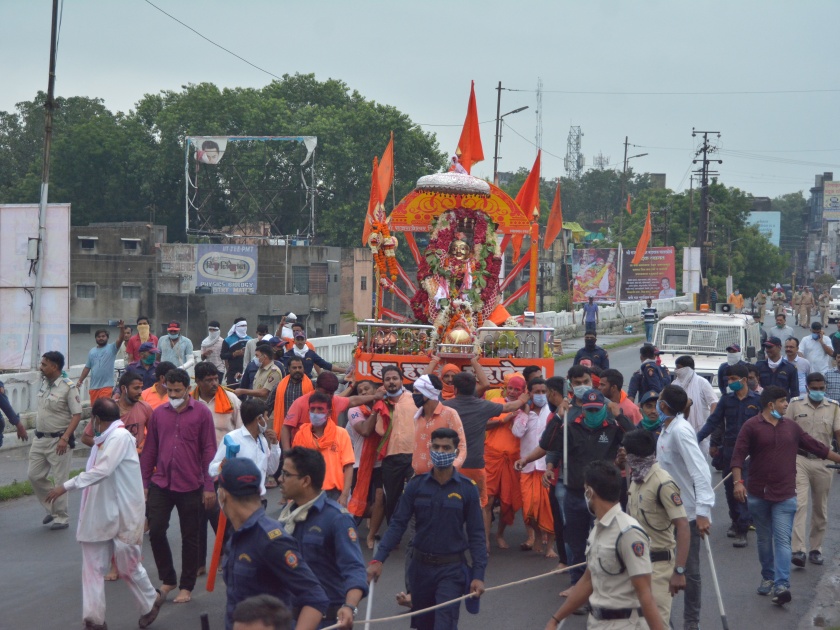 Shri Rajeshwar's palanquin arrives in the Akola city with the sound of 'Jai Bhole' | कोरोनाच्या सावटातही राजराजेश्वराला जलाभिषेकाची परंपरा अखंडित