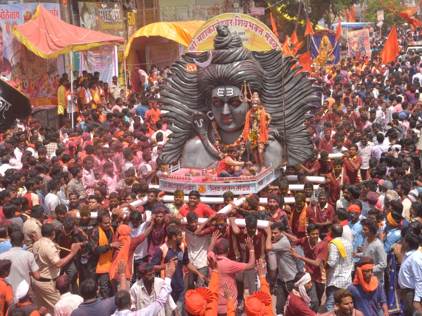 Kabadavatra: Har har Mahadev's chanting in Akola | कावडयात्रा : हर्र बोला महादेवच्या गजराने दुमदुमले अकोला