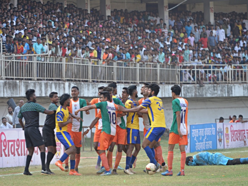 Kolhapur's football disgraced due to fighting incident!; In five years, more than 150 players and supporters have been charged with crimes | राडेबाजीमुळे कोल्हापूरचा फुटबॉल बदनाम!; पाच वर्षांत १५० हून अधिक खेळाडू, समर्थकांवर गुन्हे दाखल