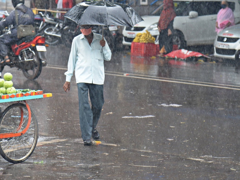 Crowds for shopping even in the rain, loosening the lockdown keeps the hustle and bustle going | CoronaVIrus Kolhapur : पावसातही खरेदीसाठी गर्दी, लॉकडाऊन शिथील केल्याने वर्दळ कायम